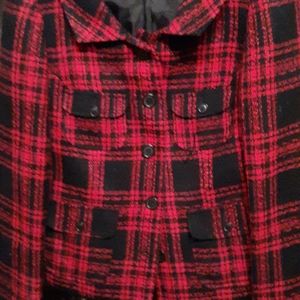 Plaid jacket perfect for this winter to wear wth j